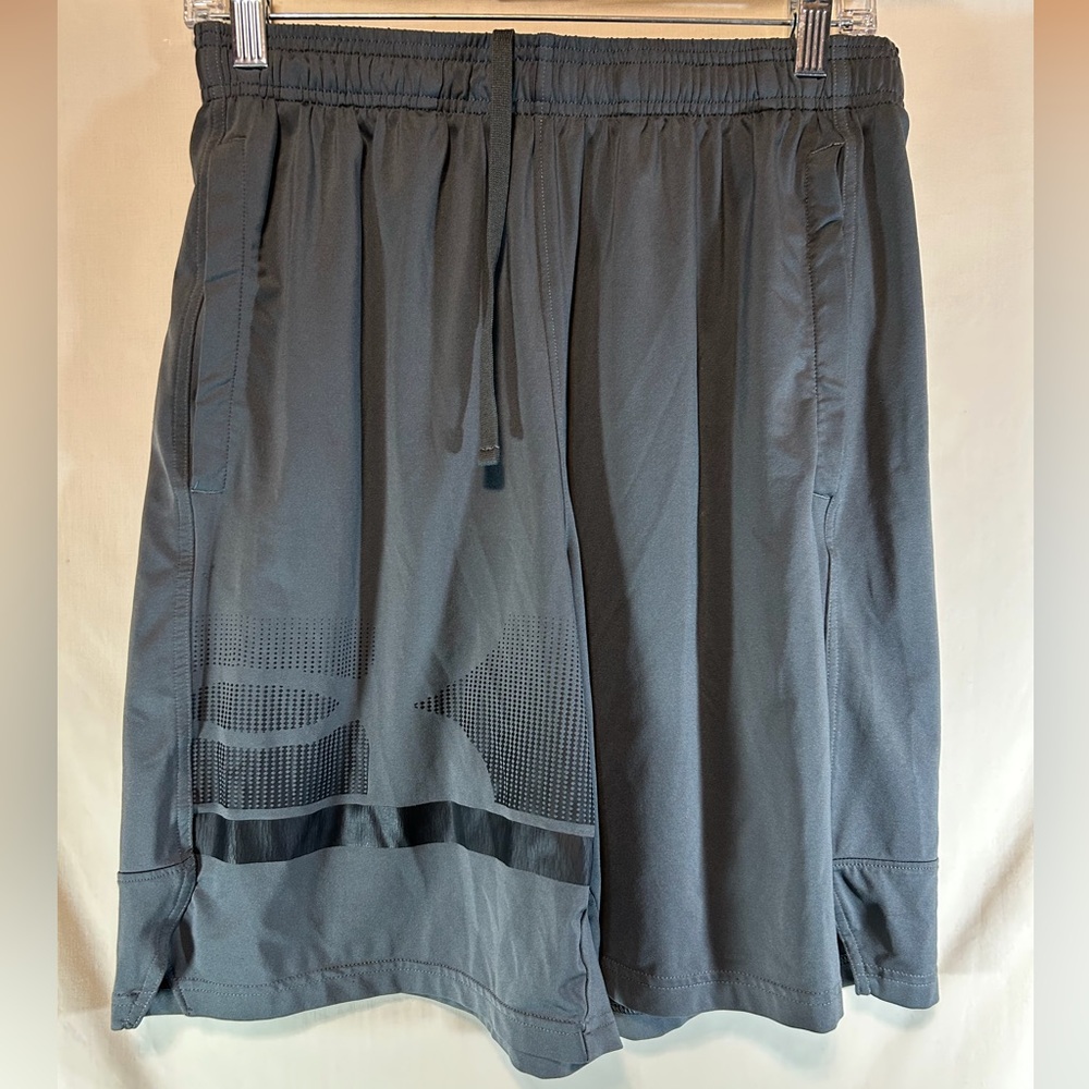 Under Armour Men’s heat gear gray shorts with pockets M